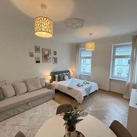 Luxurious One Room Apartment Near Schoenbrunn Palace فيينا المظهر الخارجي الصورة